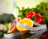Fruits et légumes frais, ruban à mesurer. Le régime Scarsdale 14 jours menu est une promesse de fraîcheur et de vitalité.