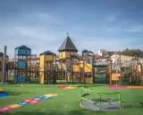 Parque infantil en Mérida con juegos coloridos y toboganes, listo para la diversión de los niños.