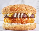 Pyszny burger drwala przepis: soczysty kotlet, chrupiąca panierka, ser i biały sos na sezamowej bułce.