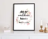 En inramad text med blommor: "du är världens bästa mamma". En perfekt present till en mamma.