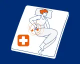 Kobieta leży na materacu, odczuwając ból kości w dolnej części pleców. Obok niej symbol medyczny.