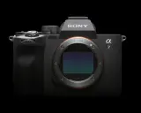 Cámara Sony Alpha 7 IV, con su sensor visible y el logo de E-mount. El peso de la Sony a7IV es ideal para largas jornadas de fotografía.