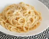 Pyszne spaghetti carbonara, idealne na szybki obiad. Ten przepis na carbonara jest prosty i szybki.