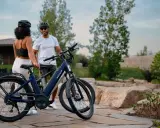 Para zwiedzająca park na nowoczesnych rowerach elektrycznych. To rower przyszłości, który ułatwia podróżowanie.