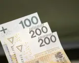 Polskie banknoty 100 i 200 zł. Wiele osób liczy na wsparcie, jak 500 plus dla seniora.