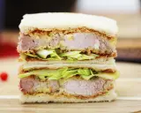 Ein saftiges Katsu Sando mit knusprigem Schnitzel, frischem Kohl und weichem Brot. Ein Genuss für jeden Feinschmecker!