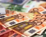 Billetes de euros, algunos de 50, apilados. ¿Iae que es? Dinero para gastar.