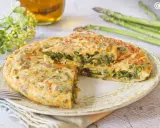 Tortilla de esparragos jugosa y dorada, con espárragos frescos y tiernos en su interior. Un plato delicioso y saludable.