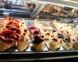 Délicieux cicchetti, tapas vénitiennes, alléchantes dans une vitrine réfrigérée.