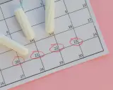 Tampones sobre calendario, marcando días. ¿Por qué me viene la regla un mes sí y otro no?