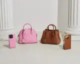 Różowa i brązowa torebka oraz etui na telefon, wykonane z wysokiej jakości cielęcej skóry na torebki.