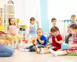 Dzieci na zajęciach muzycznych, grają na instrumentach. To wspaniała gra na poznanie się, która rozwija kreatywność i umiejętności społeczne.