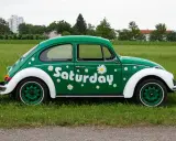Zielony Garbus z napisem "Saturday" i stokrotkami. Czy za święto w sobotę należy się dzień wolny?