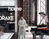 Drake w swoim luksusowym domu w Toronto, obok fortepianu.