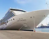 Imbarco crociera Costa Deliziosa: quanto tempo prima arrivare al porto? Passeggeri si preparano a salire a bordo.