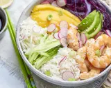 Un délicieux bol de riz avec crevettes, avocat, mangue, concombre, radis et chou rouge. Une salade crevette avocat parfaite pour un repas léger.