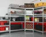 Praktische Garagen Ideen: Werkzeug, Kisten, Reifen und mehr ordentlich verstaut auf Metallregalen.