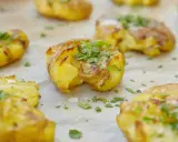 Krispiga smashed potatoes med ost och persilja, redo att serveras.