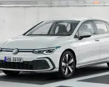 Golf 8 blanco, con detalles GTE y llantas deportivas. Sus medidas son ideales para la ciudad.