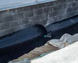Schutzschicht für die dachterrasse abdichten. Noppenbahn schützt die Wand vor Feuchtigkeit.