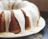 Gâteau moulé, doré, nappé d'un glaçage blanc crémeux. Une invitation à découvrir comment faire du fondant blanc.
