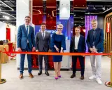 Otwarcie salonu Motorola, firmy należącej do Lenovo. Uroczyste przecięcie wstęgi przez zespół.