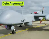 Ein graues UAS, eine Drohne, steht auf dem Flugfeld. Die Aufschrift "Dein Argument" ist über dem Flugzeug angebracht.