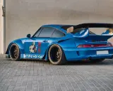 Blauer RWB Porsche mit japanischen Motiven und Schriftzug "HIDEyoshi". Ein echter Hingucker in der rauh welt.