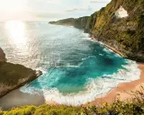 Rajska zatoka z turkusową wodą i piaszczystą plażą, otoczona klifami. Idealne miejsce, by zobaczyć Bali.