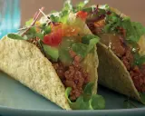 Två läckra vegetariska tacos med avokado, tomat och grönsaker. Perfekt för en snabb och smakrik måltid.