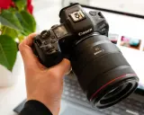 Dłoń trzyma aparat Canon R5 z obiektywem 50mm. Trwa test możliwości sprzętu.