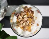 Pyszne, dietetyczne musli z jogurtem i owocami. Idealny pomysł na zdrowe śniadanie, jak zrobić dietetyczne musli.