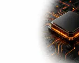 Un processeur noir sur une carte mère aux circuits lumineux orange. La vitesse de ces circuits, mesurée en GHz, détermine la puissance de calcul.