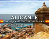 Widok na Alicante z portem pełnym łodzi, plażą i zabytkową wieżą strażniczą.