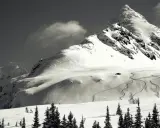 Śnieżny polski Matterhorn, majestatyczna góra w zimowej scenerii, z widocznymi śladami nart na zboczu.