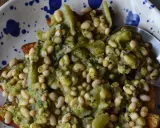 Marenna salentina: fagiolini e cicorie su pane abbrustolito, un piatto tipico pugliese.