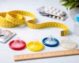 Misura la tua sicurezza: preservativi colorati e un metro. La taglia XXL è disponibile per tutti.