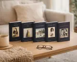 I delitti del Barlume: libri in ordine cronologico, una tazza di caffè e occhiali sul tavolo.