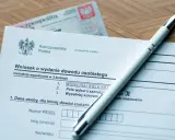 Formularz wniosku o wydanie dowodu osobistego z długopisem.