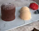 Delicioso coulant de avellana con helado cremoso, fresa y arándanos.