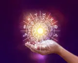 Obracający się znak zodiaku nad dłonią, zapowiadający horoskop na weekend.
