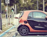 Coches eléctricos cargando en estaciones públicas. ¡Una forma genial de cargar coche eléctrico gratis!
