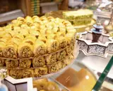 Ein Turm aus leckerer Baklava mit Pistazien, perfekt, um zum Zuckerfest zu gratulieren.