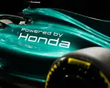 Der Aston Martin Rennwagen in Türkis trägt stolz das "Powered by Honda" Logo.