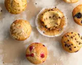 Verschiedene Muffins, darunter Schoko-, Blaubeer-, Himbeer- und Pistazienmuffins. Ein leckeres Muffins Rezept zum Nachbacken.