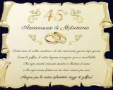 Złote obrączki i napis "45° Anniversario di Matrimonio" na ozdobnym tle. Życzenia na 45 rocznicę ślubu, porównujące związek do cennego zafiru.