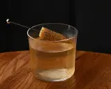 Szklanka z drinkiem i kawałkiem kukurydzy, intrygująca zapowiedź tego, jak smakuje brandy.