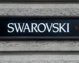 Tablica z napisem SWAROVSKI na kamiennej ścianie. Skąd pochodzi ta marka? Z Austrii, gdzie zaczęła się jej historia.