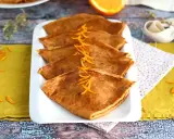 Färdigstekta crêpes, vikta och prydda med apelsinskal. Ett perfekt crepes recept för en härlig frukost eller dessert.