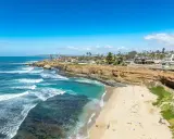 Traumhafte Küste in San Diego mit türkisfarbenem Wasser, sandigem Strand und Villen auf den Klippen.